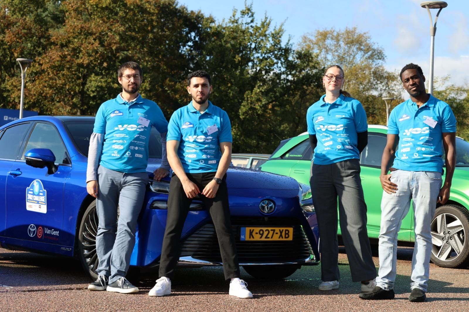 The 24H2 Challenge team in front of two hydrogen cars