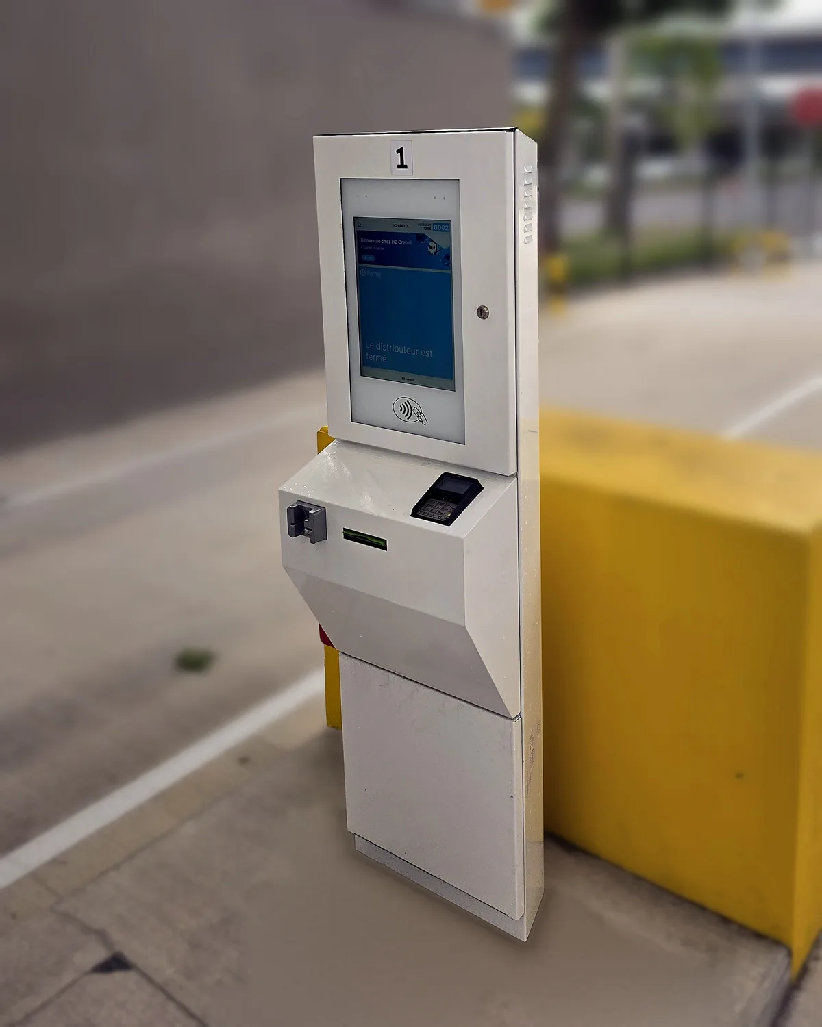 An Ellipse payment terminal with touchscreen, contactless reader and card payment keypad at the H2 Créteil station
