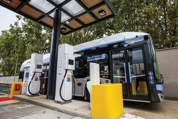 A hydrogen bus refuelling at the Créteil H2 station